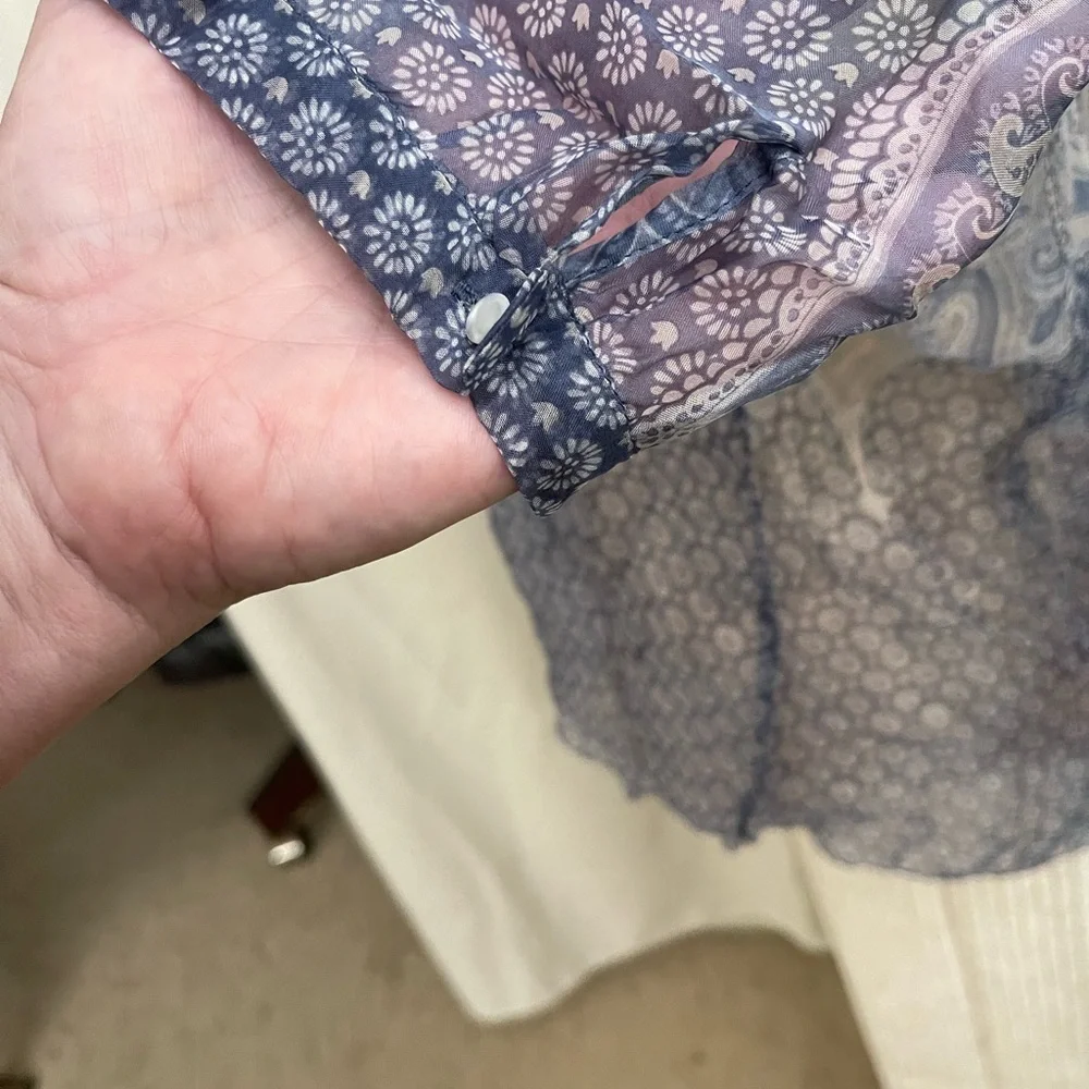 🔴 Elie Tahari completely sheer button down amazingly beautiful top - Picture 3 of 4